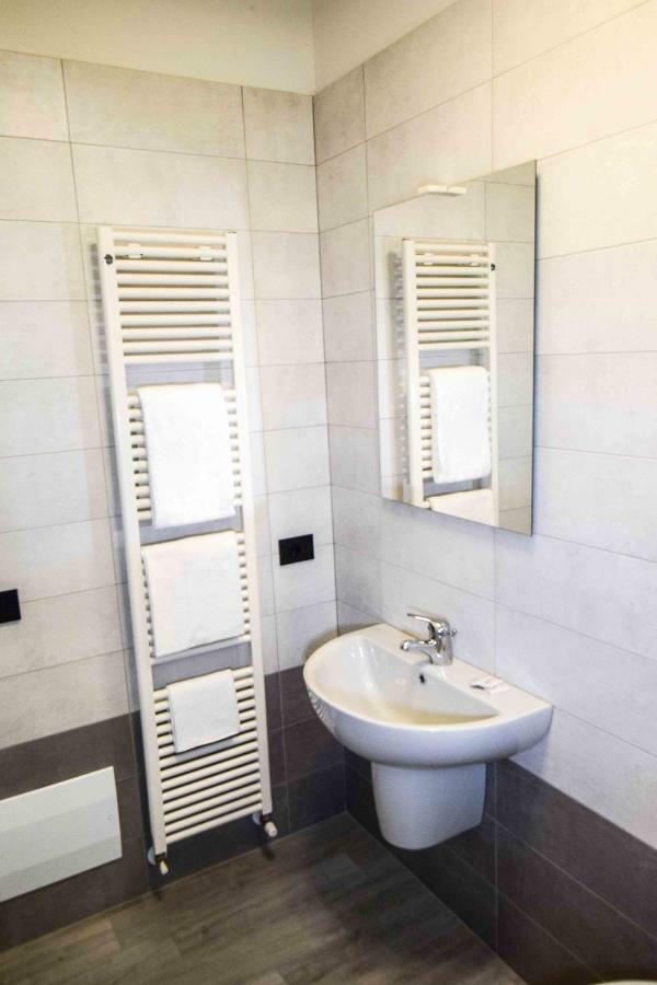 Gambisa Street Hotel Soliera ภายนอก รูปภาพ